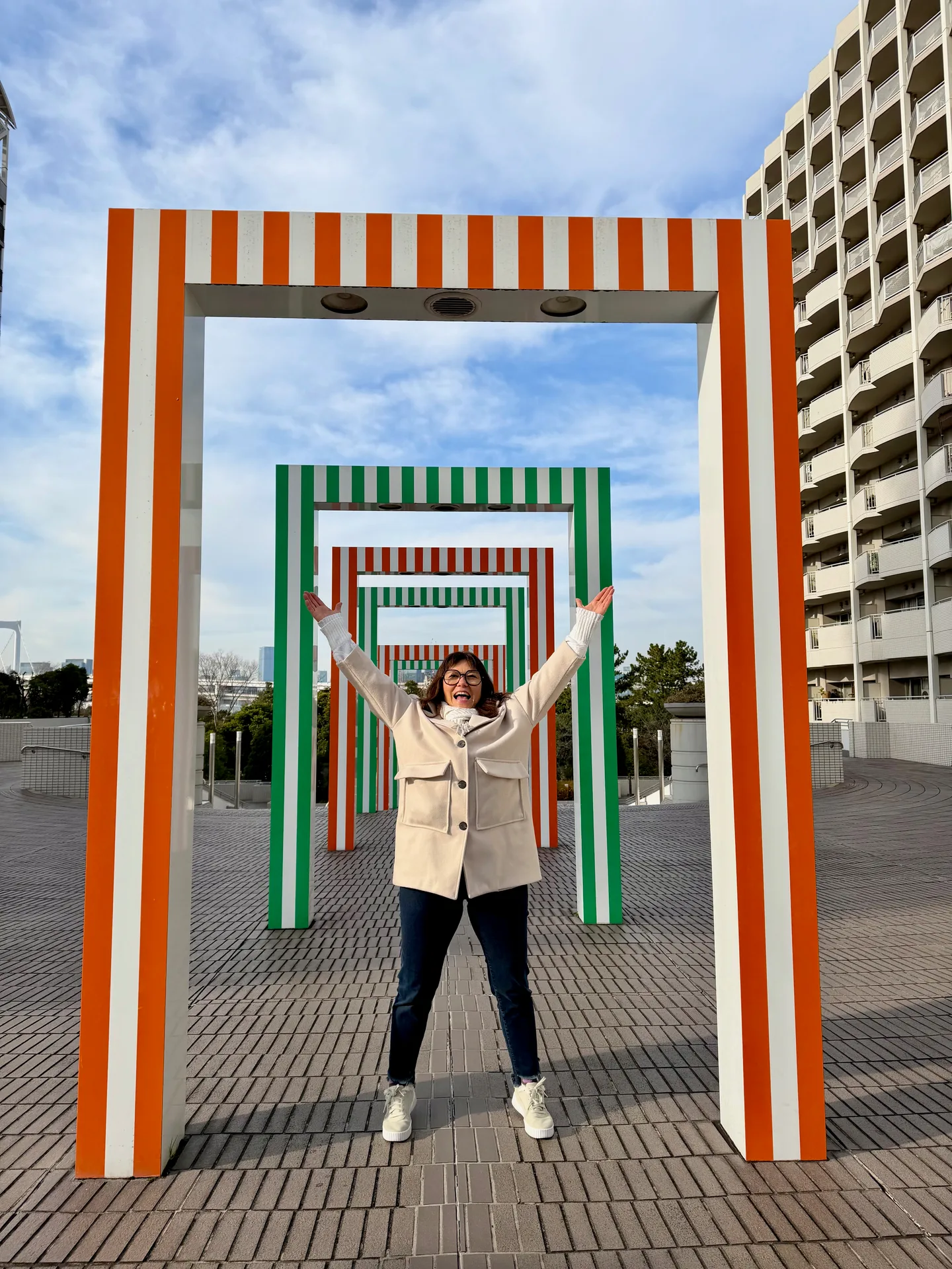 Sandrine devant une porte traditionnelle