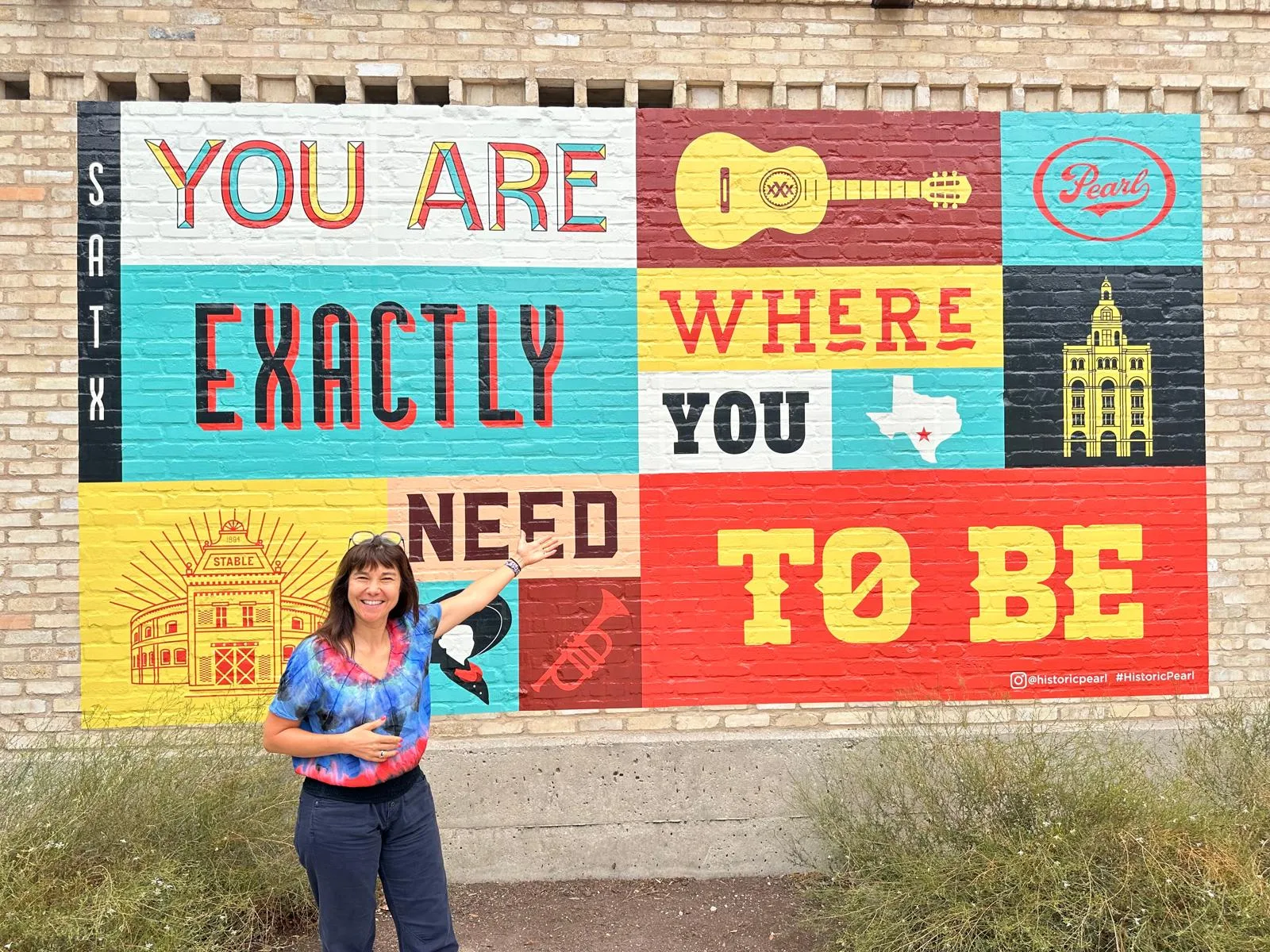 Sandrine devant une fresque murale