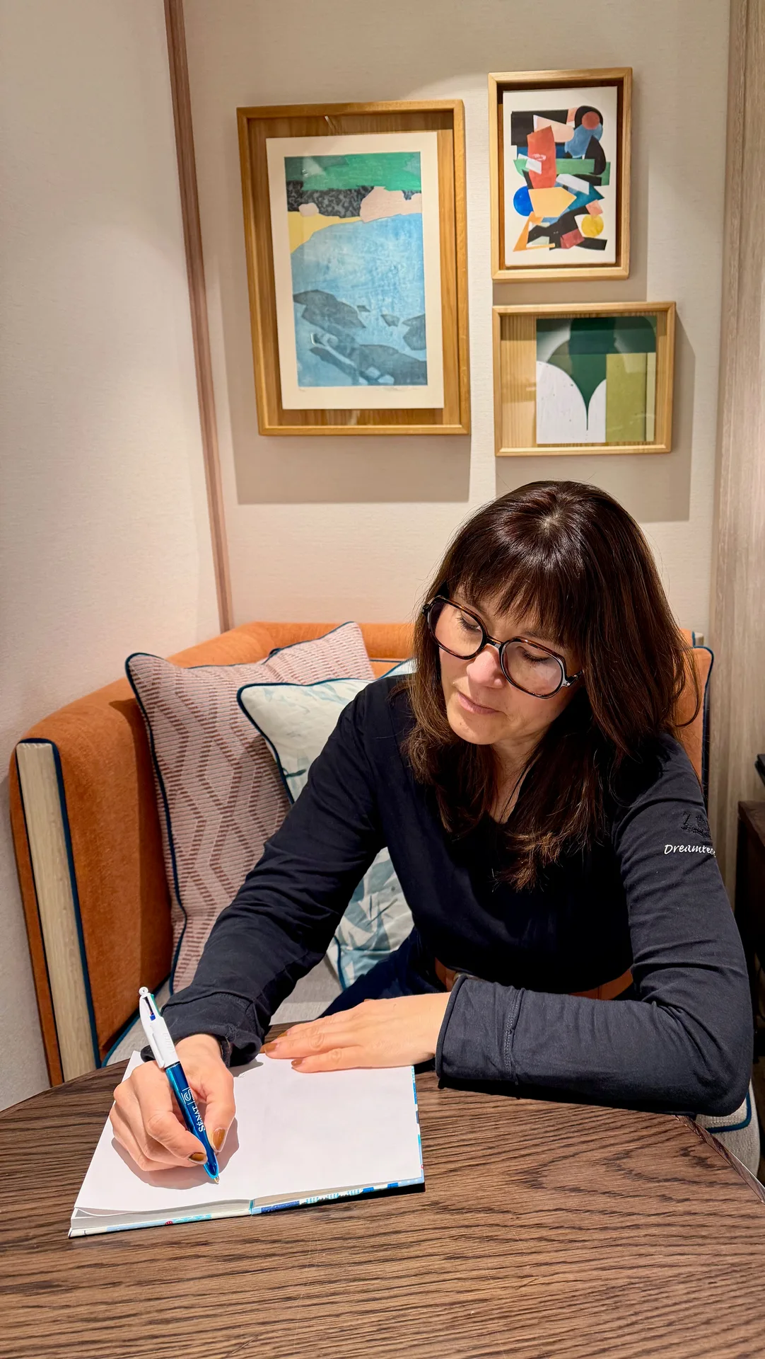 Sandrine prenant des notes